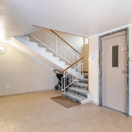 Apartment Hostdomus - Cozy Corner Near The Sea